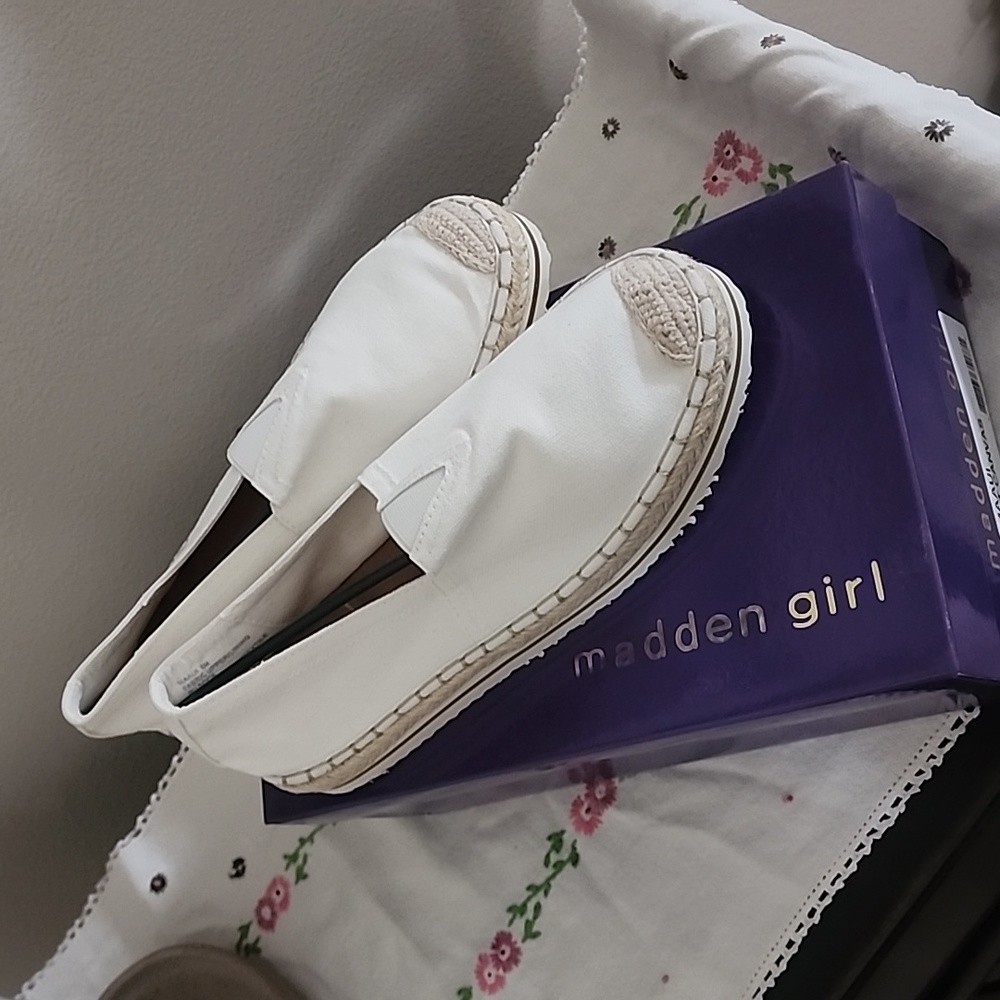 Madden girl. MAAUI white canvas size 8